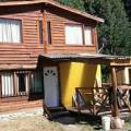 Alquilo casa en Lago Puelo, isla norte. Dos dormitorios. Tel: 2966557523. 
